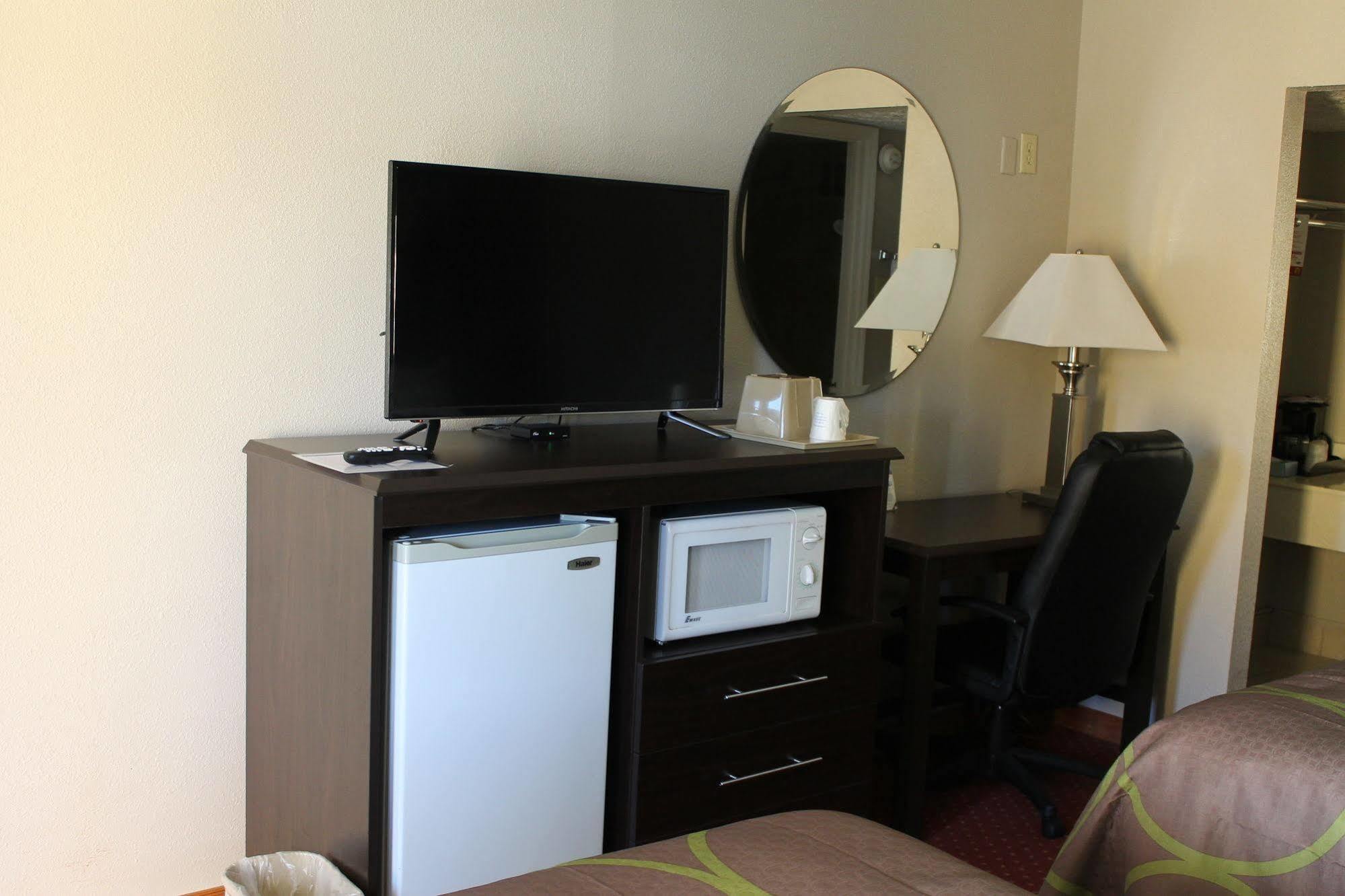 Super 8 By Wyndham Locust Grove Motel Buitenkant foto