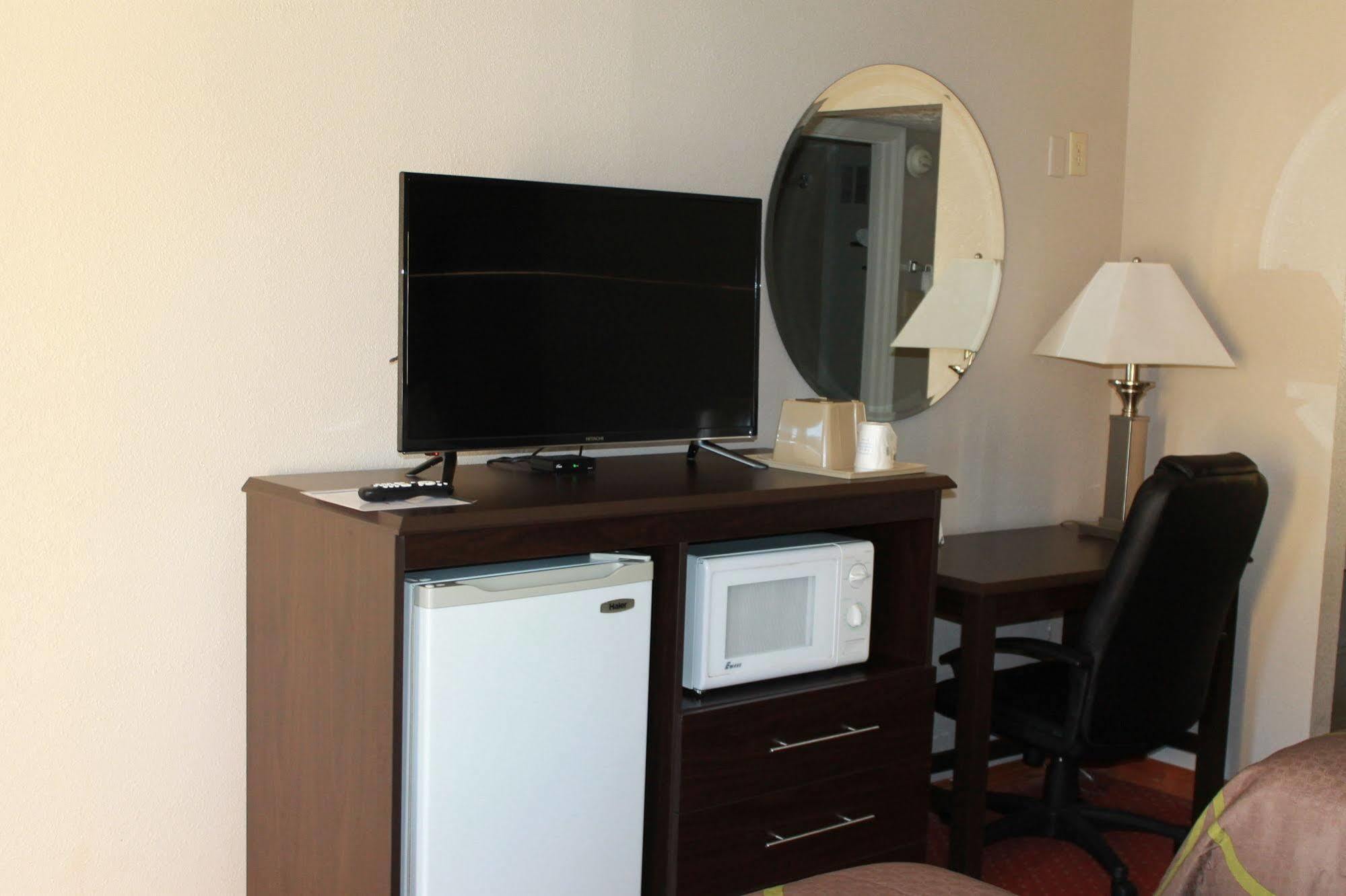 Super 8 By Wyndham Locust Grove Motel Buitenkant foto